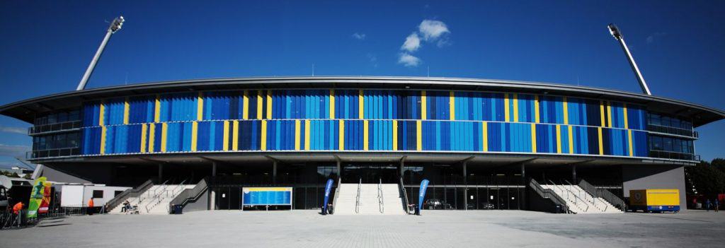 Außenansicht mit den blau-gelben Lamellen als Blickfang. Foto: Stadthallen GmbH