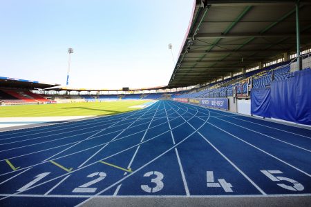 Die blaue Laufbahn passt perfekt zum Eintracht-Stadion. Foto: Stadthallen GmbH / Polytan