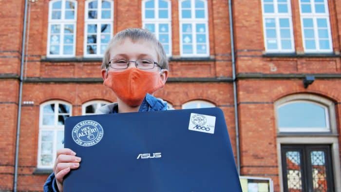 Richard (11) hat vier schulpflichtige Geschwister. Homeschooling ist auch für seine Familie eine besondere Herausforderung. Der Schüler des Wilhelm-Gymnasiums freut sich, nun endlich einen eigenen Rechner zum Lernen zu besitzen. Foto: Inga Stang / Privat