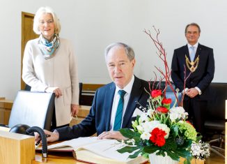 Dr. Gert Hoffmann mit Ehefrau Doris und Nachfolger Ulrich Markurth im Großen Sitzungssaal der Stadt. Foto: Stadt Braunschweig/Daniela Nielsen