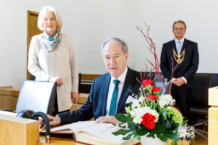 Dr. Gert Hoffmann mit Ehefrau Doris und Nachfolger Ulrich Markurth im Großen Sitzungssaal der Stadt. Foto: Stadt Braunschweig/Daniela Nielsen