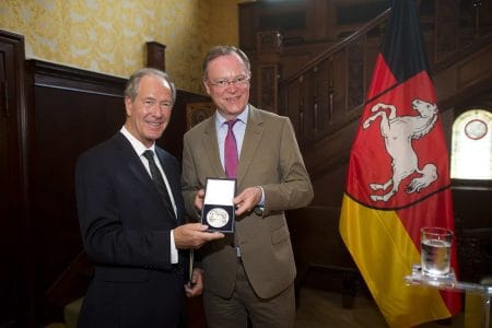 Oberbürgermeister Dr. Gert Hoffmann (links) erhielt 2014 die Landesmedaille aus den Händen von Niedersachsens Ministerpräsident Stephan Weil. Foto: Archiv/Nigel Treblin