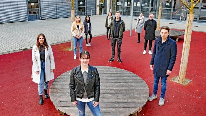 Nominiert für den Gemeinsam-Preis: Die Schüler der Abi-Jahrgangs 2020 der Wilhelm-Bracke-Gesamtschule. Vorne von links die interviewten Schüler Aileen Di Marco, Julia Küsel und Sven Dieckhoff. Foto: Stefan Lohmann / regios24