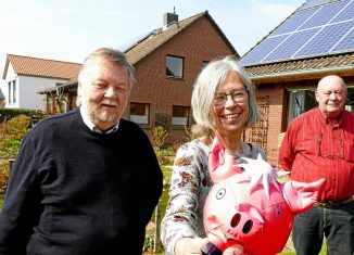 Ein Plastikschwein als Symbol für ein Vorzeigeprojekt: Bernd Husung (rechts) als Vorsitzender, Christa Dobberphul (Schatzmeisterin) und ihr Mann Manfred gehören dem Vorstand der Schweinekasse an. Foto: Karsten Mentasti