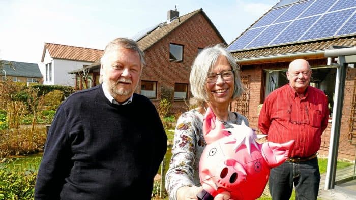 Ein Plastikschwein als Symbol für ein Vorzeigeprojekt: Bernd Husung (rechts) als Vorsitzender, Christa Dobberphul (Schatzmeisterin) und ihr Mann Manfred gehören dem Vorstand der Schweinekasse an. Foto: Karsten Mentasti