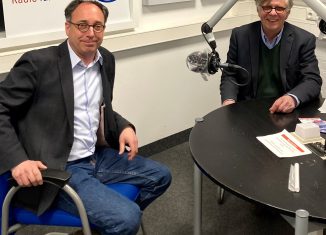 Tobias Henkel (links) mit Wolfram Bäse-Jöbges im Studio. Foto: Radio Okerwelle