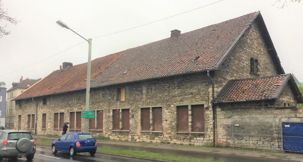 Sanierung der denkmal­ge­schützten Scheunen hat begonnen