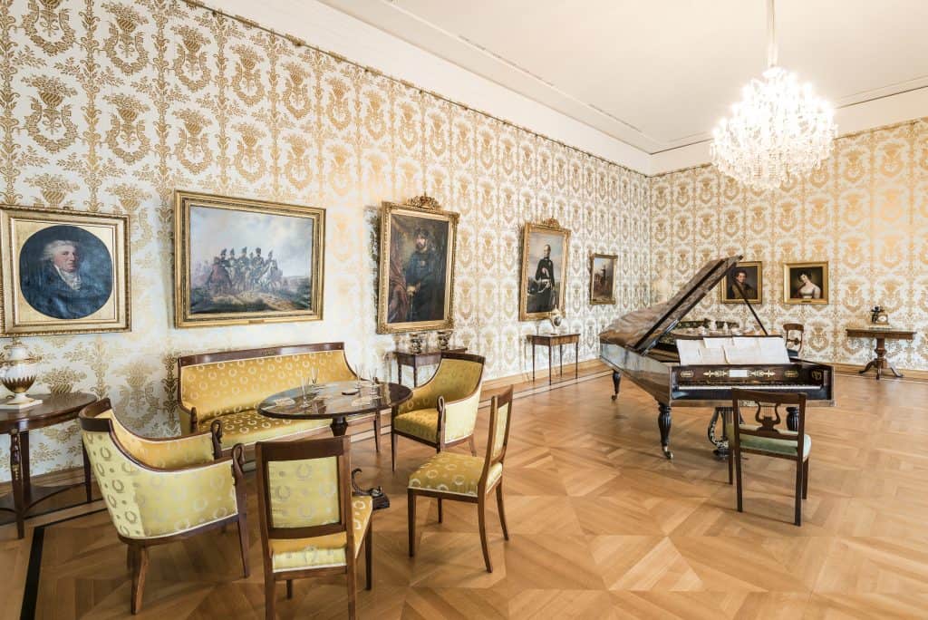 Das Spiel- und Musikzimmer wird dominiert vom Hammerflügel (Leihgabe des Städtischen Museums), dem einzig erhaltenen Musikinstrument des alten Residenzschlosses. Foto: Schlossmuseum/Marek Kruszewski