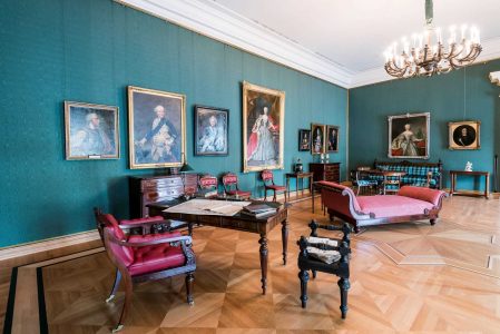 Das Arbeitszimmer mit Schreibtisch und Ledersessel des Herzogs. Foto: Schlossmuseum/Marek Kruszewski