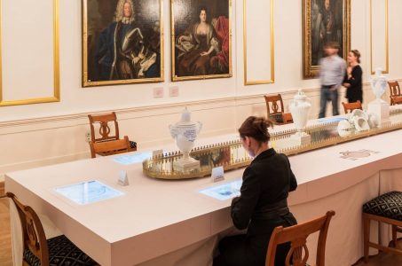 Im Weißer Saal ist das multimediale „historische Menü“ im Stil einer festlichen Tafel hergerichtet. Foto: Schlossmuseum/Marek Kruszewski