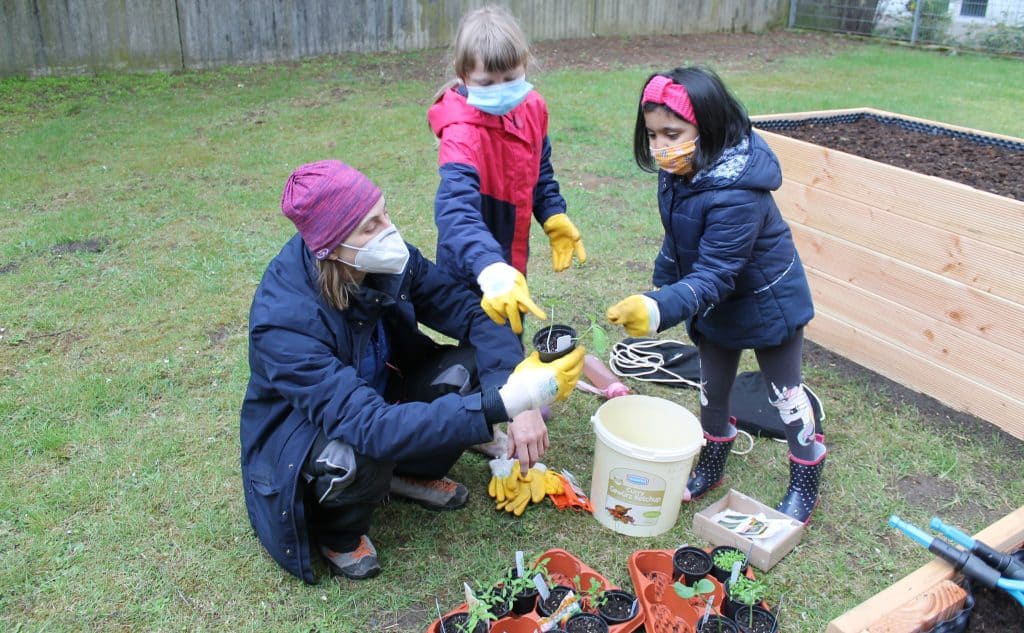 Im Nachbar­schafts­garten können Kinder säen, pflegen und ernten