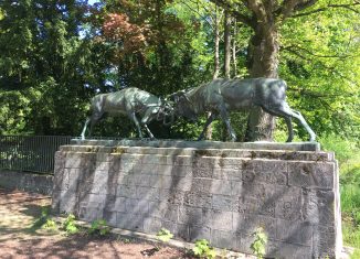 Die „Kämpfenden Hirsche“ am Eingang des Arboretums. Foto: Der Löwe