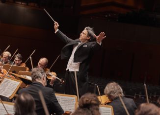 Generalmusikdirektor Srba Dinić mit dem Staatsorchester während einer Probe. Foto: Staatstheater