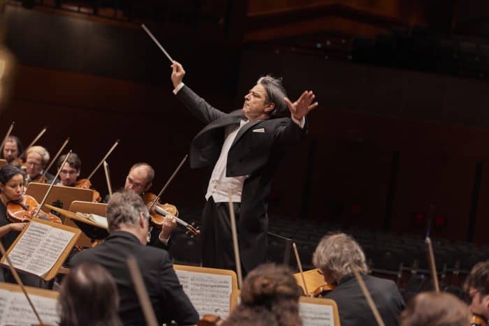 Generalmusikdirektor Srba Dinić mit dem Staatsorchester während einer Probe. Foto: Staatstheater