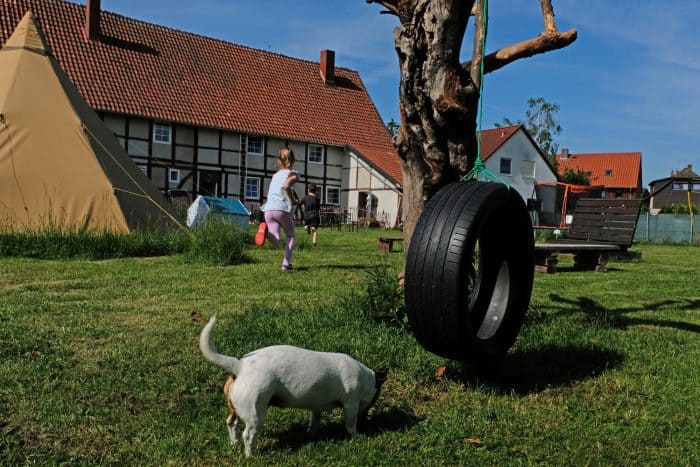 : Viel Platz zum Toben: der große Garten hinter dem alten Fachwerkhaus. Foto: Rosemarie Garbe