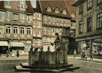 Der Bäckerklint mit Eulenspiegelbrunnen auf einer kolorierten Postkarte, um 1941. Foto: Stadtarchiv