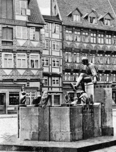 Eulenspiegelbrunnen mit Eulenspiegelhaus und „Flohwinkel“. Foto: Archiv Heimatpfleger