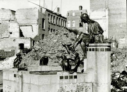 Eulenspiegelbrunnen inmitten von Trümmern. Foto: Stadtarchiv