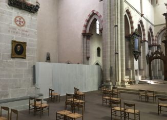 Der Bereich der alten Heizungsanlage in der Klosterkirche ist mit einem Bauzaun gesichert. Foto: Der Löwe