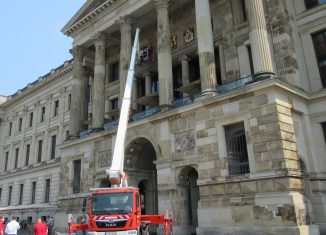 Mit einem Kranwagen wurde das Braunschweigische Staatswappen abmontiert. Foto: Bernd Wedemeyer