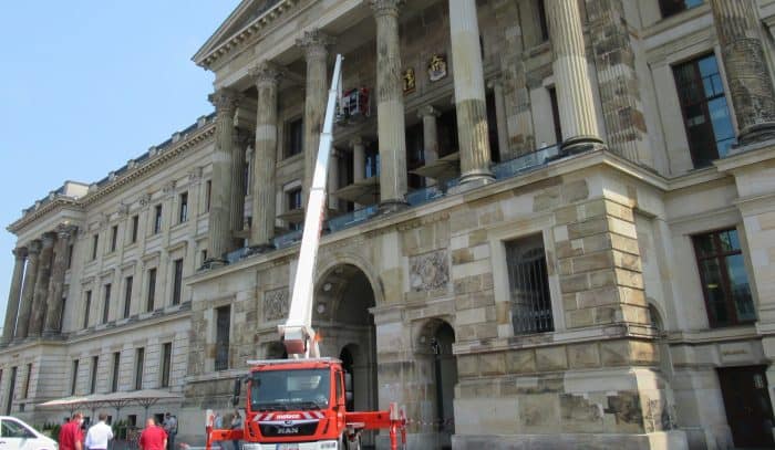 Mit einem Kranwagen wurde das Braunschweigische Staatswappen abmontiert. Foto: Bernd Wedemeyer