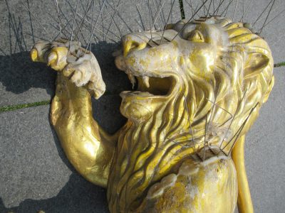 Auch in Mitleidenschaft gezogen: einer der Löwe neben dem Staatswappen. Foto: Bernd Wedemeyer