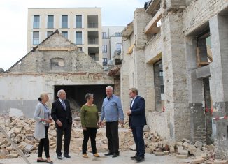 Ortstermin in der Scheune an St. Leonhard, die bis Oktober 2022 zu einem Theater werden soll: (v.l.) Erika und Richard Borek, Stefani Theis und Martin von Hoyningen Huene sowie Christoph Borek. Foto: Borek Immobilien