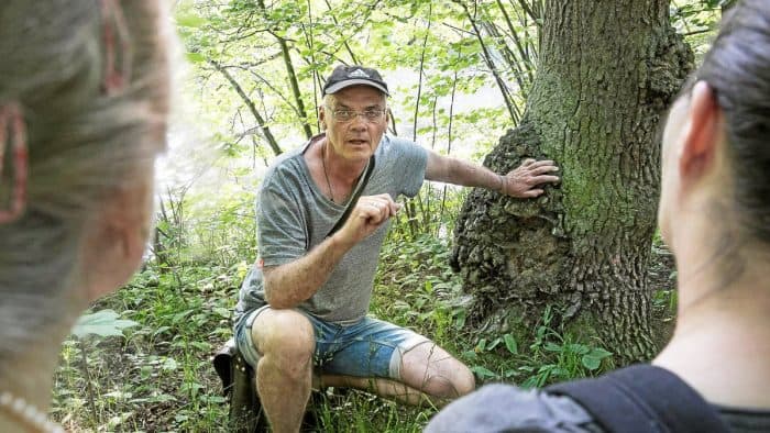 Pflanzenwanderung mit Burkhard Bohne. Der Botaniker erklärt rund um das Kloster Riddagshausen, was wir von der Natur lernen können. Foto: Peter Sierigk