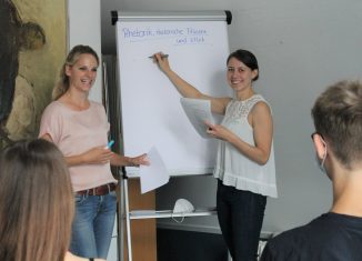 Sarah Mager-Mundstock (links) und Laura Zietlow begrüßten die Schülerinnen und Schüler im Theologischen Zentrum. Foto: Der Löwe