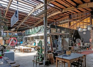 Eine frühere Holzlagerhalle hinter dem Hauptbahnhof soll zum Ausstellungs- und Veranstaltungsgebäude umgebaut werden. Die benachbarte Freifläche ist schon Festival-tauglich. Foto: Marek Kruszewski