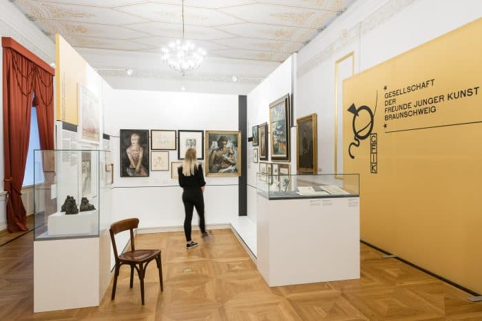 Blick in die Ausstellung. Revolutionäre im Arbeitszimmer des Schlossmuseums. Foto: Schlossmuseum Braunschweig / Moritz Küstner