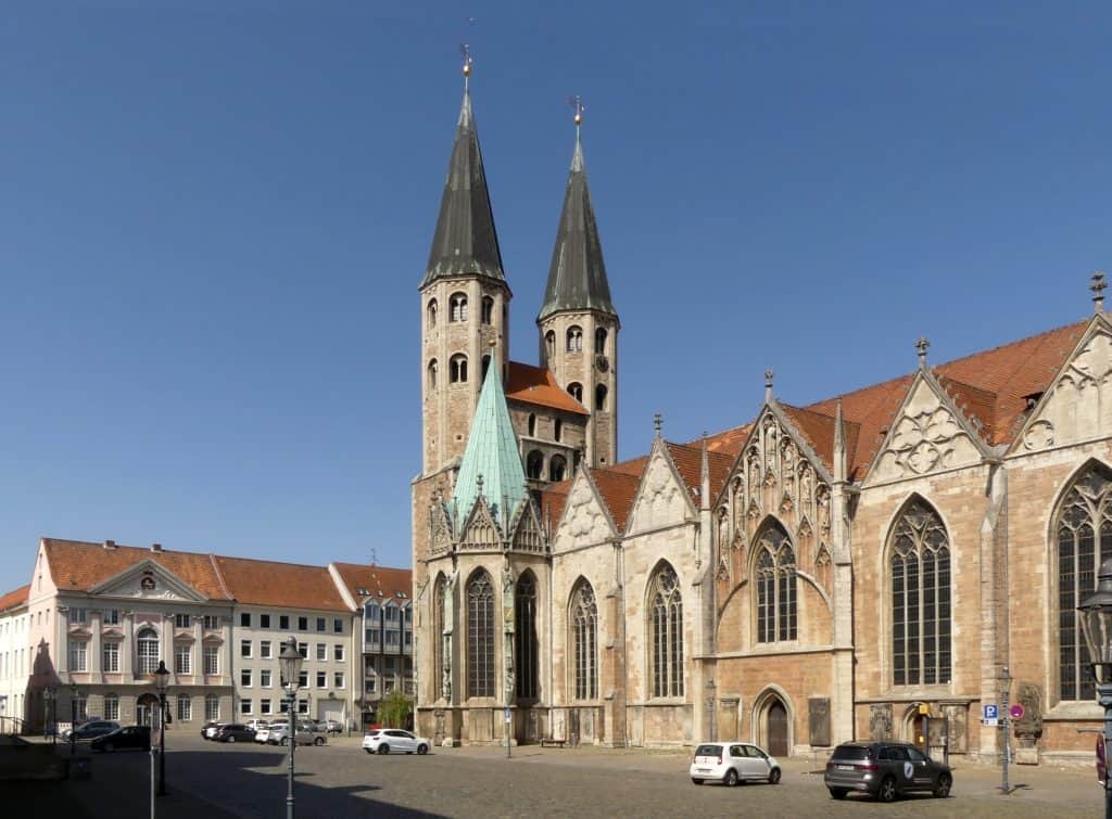 St. Martini und westliche Platzfront mit dem ehemaligen Kammergebäude. Foto: Elmar Arnhold