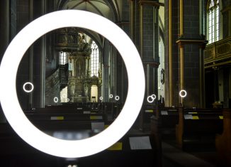 Lichtinstallation der Bezugsgruppe Rainer Rauch in St. Martini. Foto: SBK / Andreas Greiner-Napp