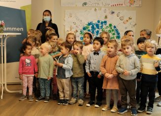 Die Kinder der internationalen Kita begrüßen die Besucher mit einem Lied. Foto: Meike Buck