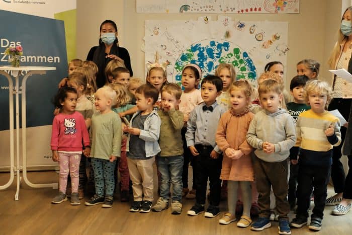 Die Kinder der internationalen Kita begrüßen die Besucher mit einem Lied. Foto: Meike Buck