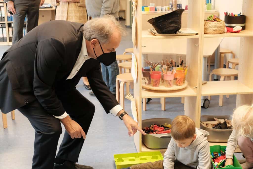 Oberbürgermeister Ulrich Markurth unterhält sich mit den kleinen Baumeistern über die Pläne für das Lego-Haus. Foto: Meike Buck