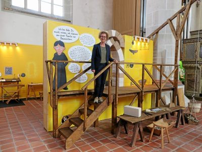 Landesmuseumsdirektorin Heike Pöppelmann guckt den Dom-Baumeistern über die Schulter. Foto: Andreas Berger
