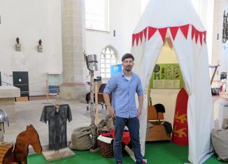 Museumspädagoge Torsten Poschmann zeigt ein Ritterzelt, in dem die Kinder sich als Ritter verkleiden und danach ein Holzpferd ausprobieren können. Foto: Andreas Berger