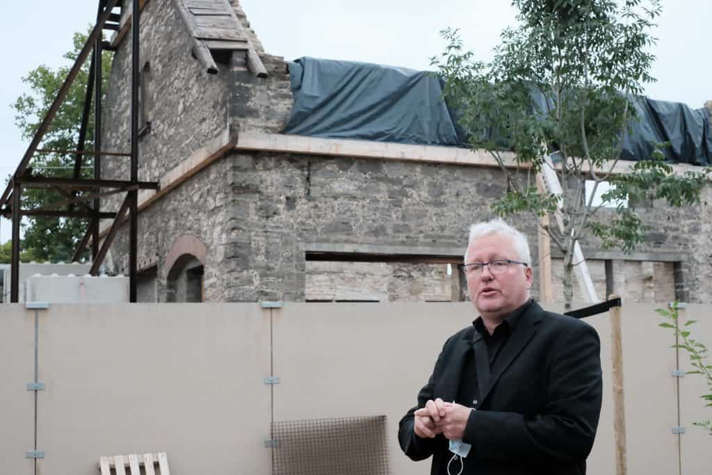 Martin von Hoyningen Huene informiert über die Pläne für das LOT/TPZ, das in die alten Pferdeställe einziehen wird. Foto: Meike Buck