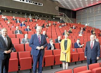 Mit Corona-Abstand an der TU Braunschweig (von links): Braunschweigs Oberbürgermeister Ulrich Markurth, Niedersachsens Wissenschaftsminister Björn Thümler, TU-Präsidentin Angela Ittel und Lothar Hagebölling, Vorsitzender des TU-Hochschulrats. Foto: Foto: Bernward Comes / BZV