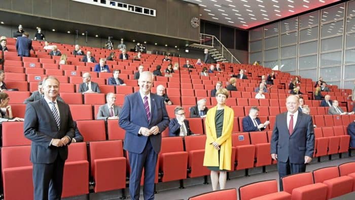 Mit Corona-Abstand an der TU Braunschweig (von links): Braunschweigs Oberbürgermeister Ulrich Markurth, Niedersachsens Wissenschaftsminister Björn Thümler, TU-Präsidentin Angela Ittel und Lothar Hagebölling, Vorsitzender des TU-Hochschulrats. Foto: Foto: Bernward Comes / BZV