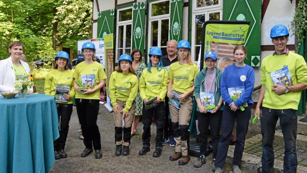 Junge Frauen sanieren ein Haus am Kaiserdom in Königs­lutter