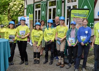 Die Teilnehmer der ersten Jugendbauhütte des Ortskuratoriums Helmstedt der Deutschen Stiftung Denkmalschutz werden von Sonja Peltzer-Montfort und Karl-Heinz Broska (hinten Mitte) begrüßt. Foto: Dirk Fochler / regios24