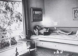 Galka Scheyer in ihrem Haus in den Hügeln von Hollywood zeigt, das sie von 1934 an bewohnte. Foto: Alexander Hammid, used by permission of Julia Hammid & Estate of Tino Hammid