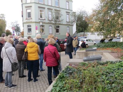 Stadtrundgang zur jüdischen Geschichte in Peine mit Jens Binner (rechts). Foto: Israel Jacobson Netzwerk