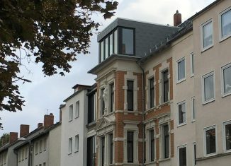 Moderner Aufbau auf dem Gebäude Jasperalle 59, links und rechts Nachkriegsbauten. Foto: Der Löwe