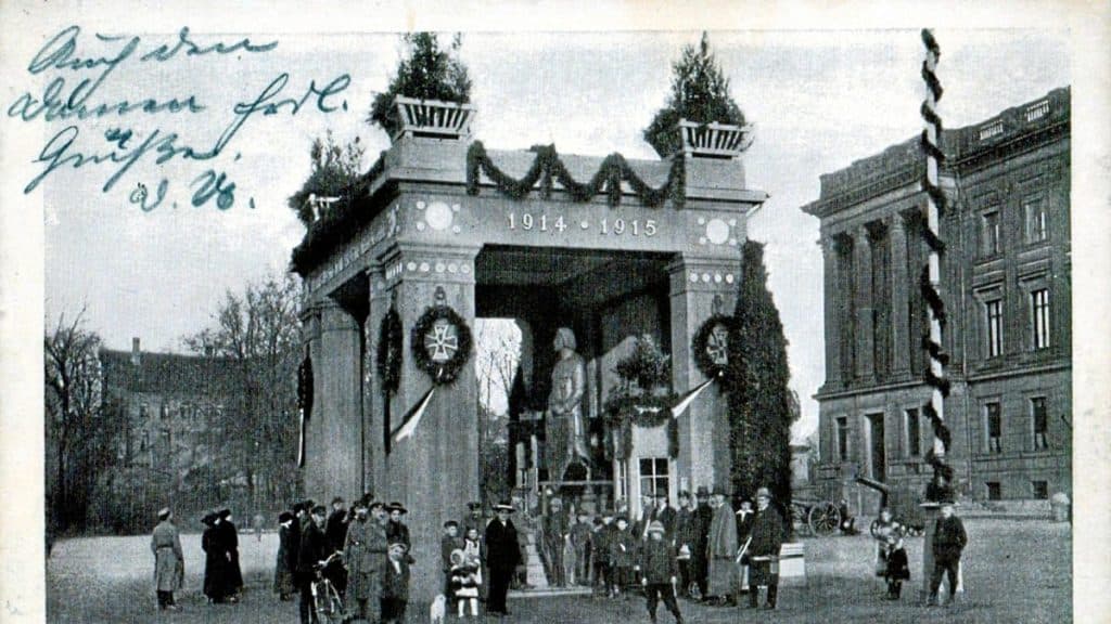 Heinrich der Löwe in Eisen vor Braun­schweigs Residenz­schloss