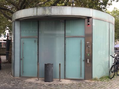 Bleibt dezent im Hintergrund: öffentliche WC-Anlage am Kohlmarkt. Foto: Der Löwe