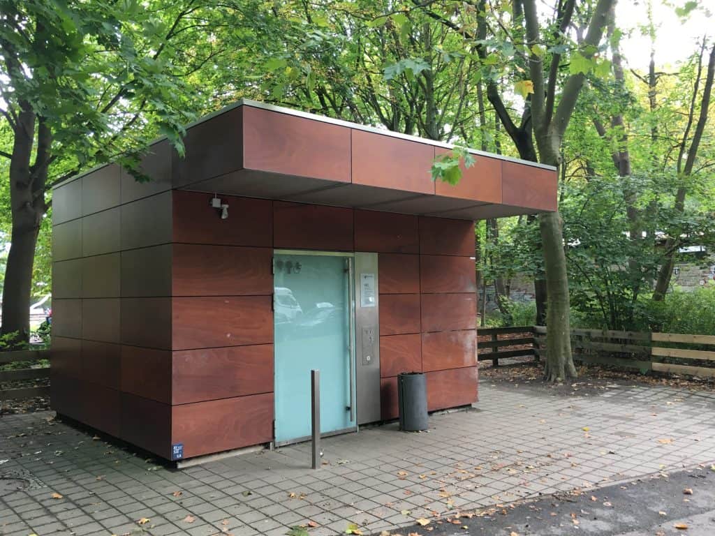 Fügt sich harmonisch ins Umfeld ein: öffentliche WC-Anlage an der Herzogin-Elisabeth-Straße. Foto: Der Löwe