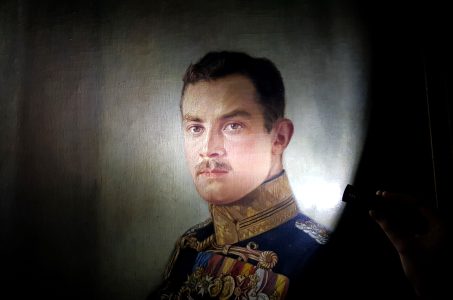 Führung mit dem Nachtwächter: Gemälde von Herzog Ernst August im Lichtkegel einer Taschenlampe. Foto: Schlossmuseum Braunschweig